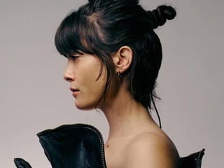 Noga Erez_BW_Tour 2025 (credit_ Shalev Ariel) crop color