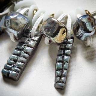 Una collana dell'artista parmigiana Noemi Bolzi