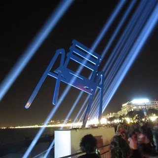 I fasci di luce a ricordo delle 86 vittime dell'attentato