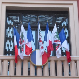 Il municipio di Nizza invita i cittadini ad esporre, il 14 luglio, la bandiera tricolore sui balconi e alle finestre. Lungo la Promenade des Anglais, sui condomini, messaggi di solidarietà