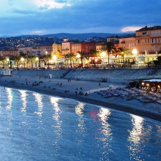 Nizza, una spiaggia al tramonto