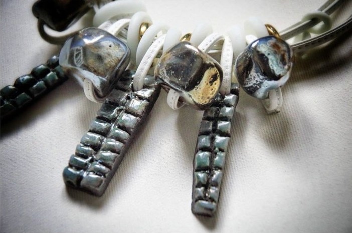 Una collana dell'artista parmigiana Noemi Bolzi