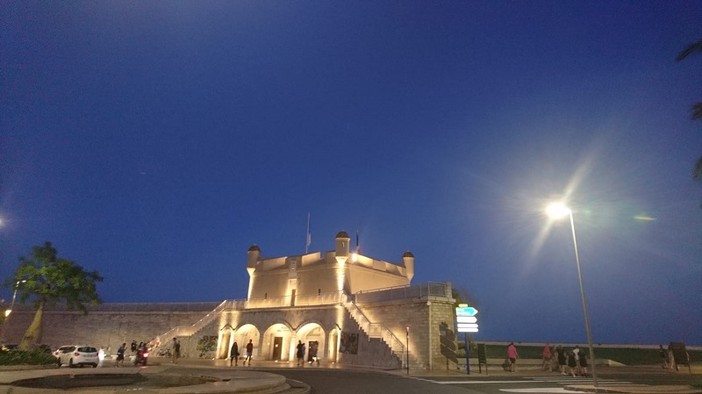 Notte a Menton, fotografia di Milena Visentini Notte a Menton, fotografia di Milena Visentini