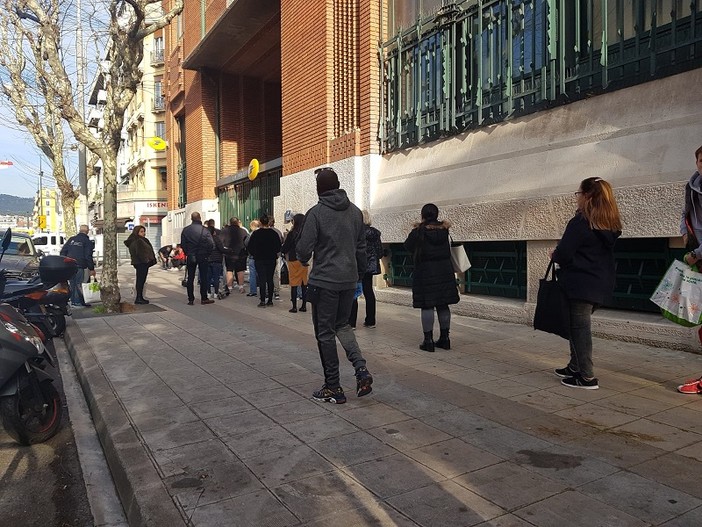 Nizza, Avenue Thiers, fila in attesa davanti alle Poste - fotografia scattata da Ghjuvan Pasquale