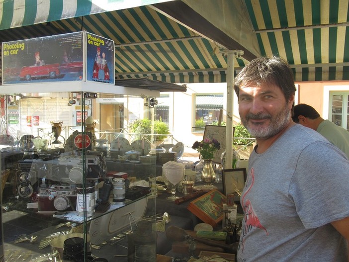 Christophe Nicolau al marché à la brocante di Nizza