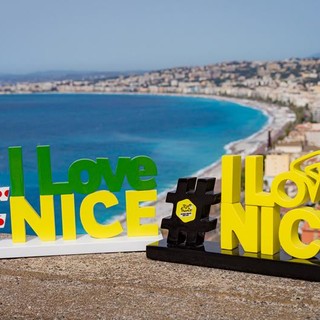 La collezione esclusiva che celebra il Tour a Nizza (@ Ville de Nice / Julien Veran)