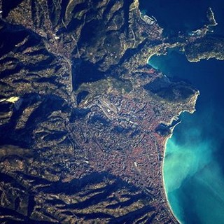 Nizza vista dalla Stazione Spaziale Internazionale, di notte