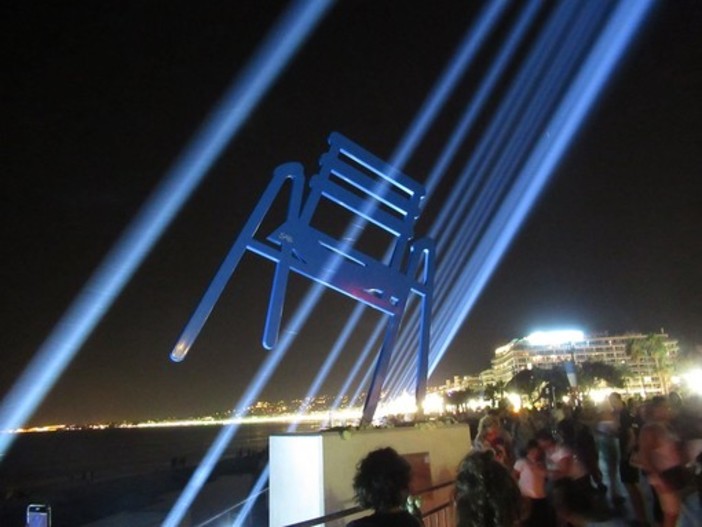 Nizza, la sera del 14 luglio 2017, gli 86 fasci di luce