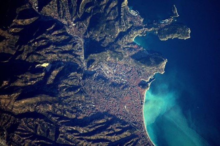 Nizza vista dalla Stazione Spaziale Internazionale, di notte Nizza vista dalla Stazione Spaziale Internazionale, di notte