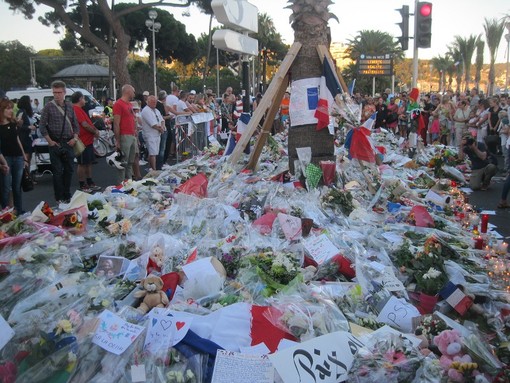 Nizza, tanta gente etanti fiori dopo l'attentato