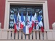Il municipio di Nizza invita i cittadini ad esporre, il 14 luglio, la bandiera tricolore sui balconi e alle finestre. Lungo la Promenade des Anglais, sui condomini, messaggi di solidarietà