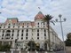 L'Hotel Negresco a Natale con le serrande abbassate