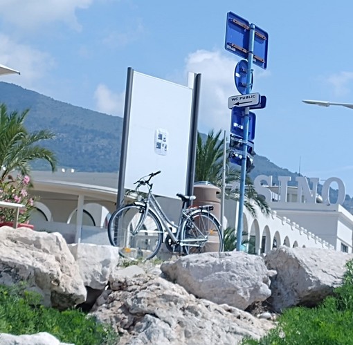 "Necessità urgente". Fotografia di Luciano Tomasi "Necessità urgente". Fotografia di Luciano Tomasi