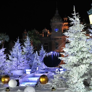 Le illuminazioni natalizie trasformano la Piazza del Casinò di Montecarlo