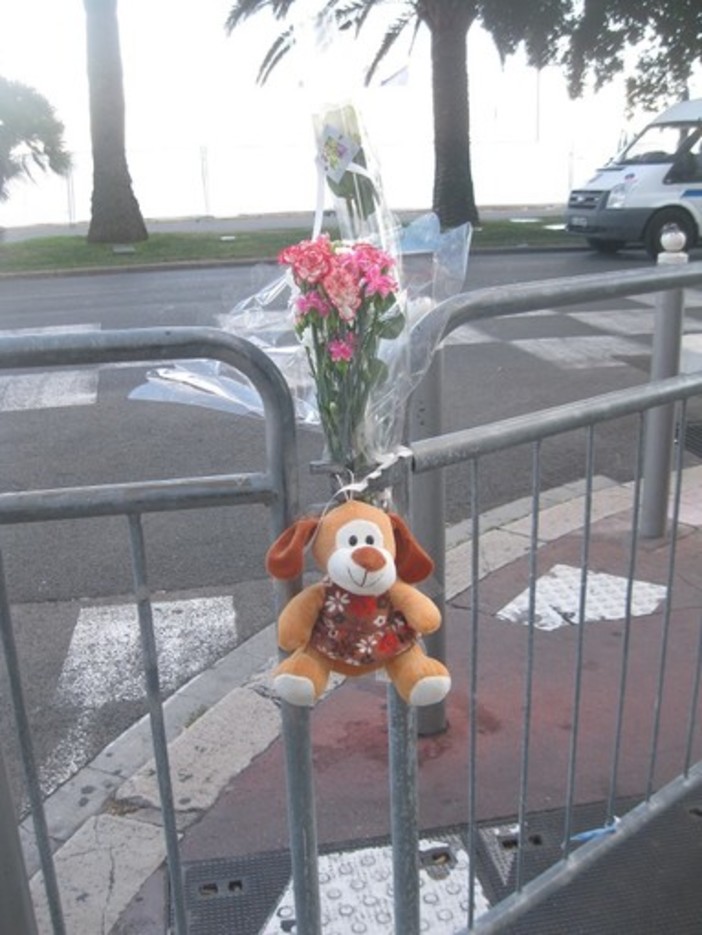 Nizza, 15 luglio 2026, il peluche sul luogo della strage Nizza, 15 luglio 2026, il peluche sul luogo della strage