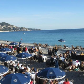 Nizza, un bar sulla spiaggia