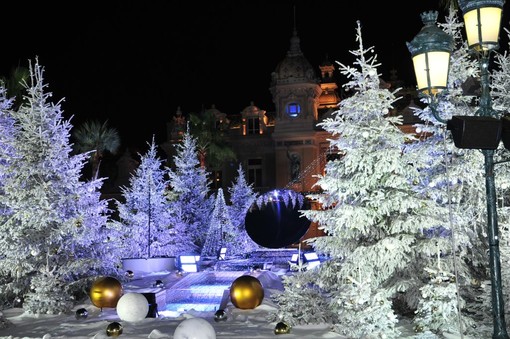 Le illuminazioni natalizie trasformano la Piazza del Casinò di Montecarlo