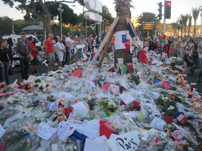 Nizza, tanta gente etanti fiori dopo l'attentato Nizza, tanta gente etanti fiori dopo l'attentato