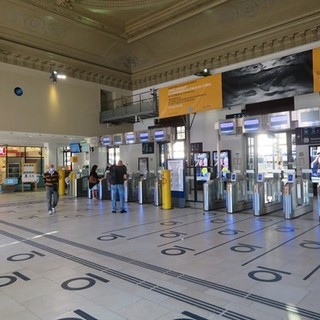 L'interno della stazione ferroviaria di Nice - Thiers