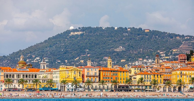 Nizza, stretta sui negozi che disturbano: la polizia municipale triplica gli agenti dei controlli Nizza, stretta sui negozi che disturbano: la polizia municipale triplica gli agenti dei controlli