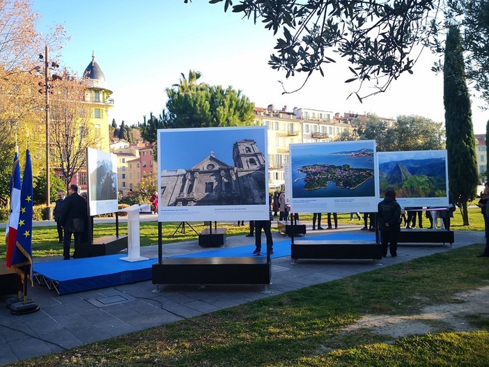 La mostra lungo la Promenade du Paillon a Nizza La mostra lungo la Promenade du Paillon a Nizza