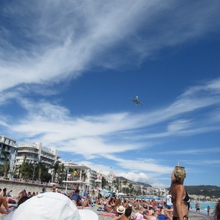 Aereo, fuori rotta, sorvola le spiagge di Nizza