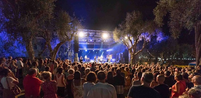 Rock, elettronica e mare: Étienne de Crécy accende l’estate a Beaulieu Rock, elettronica e mare: Étienne de Crécy accende l’estate a Beaulieu
