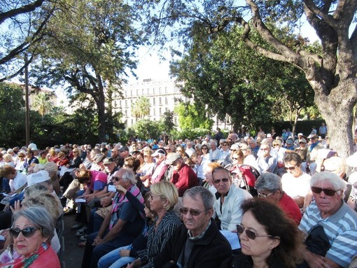 Nizza: folla ad un concerto al Jardin  Albert 1er