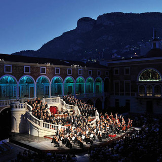 L'Or­chestre Phil­har­mo­nique de Monte-Carlo propone anche quest'anno i concerti estivi nella Corte del Palazzo del Principe