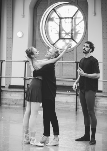 Roxane Stojanov, Florent Melac e Bernice Coppieters durante una prova. Foto: © Maria-Helena Burguete