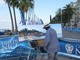 Omar Logang sul Quai des Etats Unis mentre dipinge Omar Logang sul Quai des Etats Unis mentre dipinge
