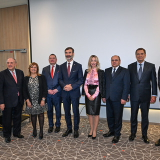 Didascalia foto ufficiale: da sinistra a destra: Sig.ra Zuzana Ščepánová, Direttrice della Camera di Commercio e Industria slovacca; Sig. Peter Mihók, Presidente della Camera di Commercio e Industria slovacca; Sig.ra Corinne Bertani, Consigliera Nazionale in rappresentanza del Presidente del Consiglio Nazionale; Sig. Guillaume Rose, Direttore Generale Esecutivo del MEB; S.E. Sig. Juraj Blanár, Ministro degli Affari Esteri della Slovacchia; Sig.ra Tatiana Parackova, Console Onorario della Slovacchia a Monaco; S.E. Sig. Ján Šoth, Ambasciatore della Slovacchia in Francia e a Monaco; Sig. Marc Lecourt, Presidente dell’Associazione dei Consoli Onorari di Monaco; Sig. Justin Highman, Vice Direttore Generale del Monaco Economic Board.