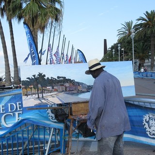 Omar Logang sul Quai des Etats Unis mentre dipinge