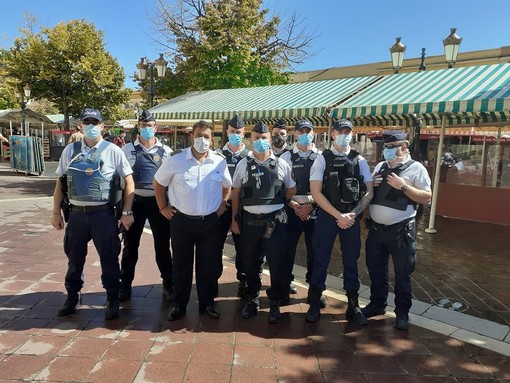 Pattuglia della Police Nationale nel Vieux Nice Pattuglia della Police Nationale nel Vieux Nice