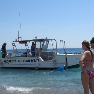 Pulizia del mare e delle spiagge a Nizza