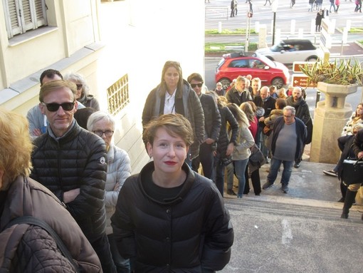 Mathilde Dadaux e la fila per accedere alle Ponchettes Mathilde Dadaux e la fila per accedere alle Ponchettes