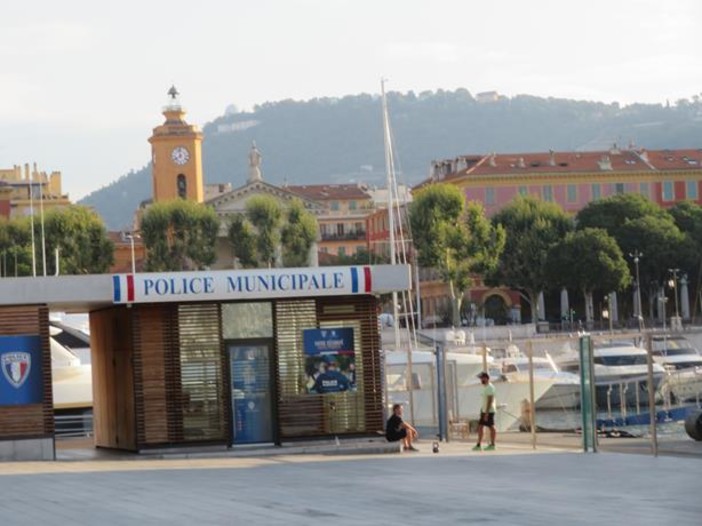 Nizza, il posto di polizia della "Municipale” sul Quai de la Douane Nizza, il posto di polizia della "Municipale” sul Quai de la Douane