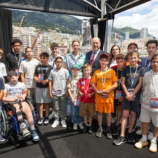 il Principe Alberto e la Principessa Charléne con i giovani ospiti durante le prove del Gran Premio