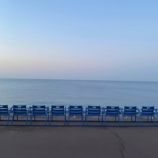 Sedie vuote sulla Promenade des Anglais (Twitter)