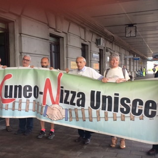 Prima corsa per il Cuneo-Ventimiglia-Nizza: in tanti alla stazione di Cuneo per salutare la ripartenza, arrivo a Ventimiglia alle 10.30 (Foto e Video)