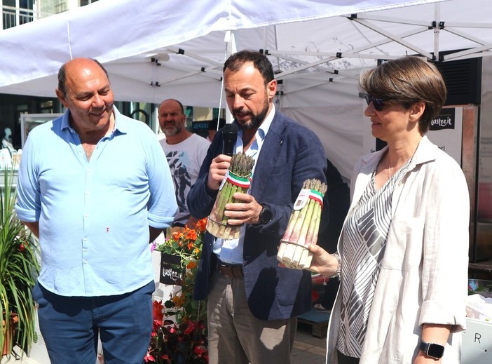 Santena (TO): domenica 19 maggio la premiazione del contest "Il fascino dell'Asparago e dei Fiori eduli". Le ricette finaliste. Santena (TO): domenica 19 maggio la premiazione del contest "Il fascino dell'Asparago e dei Fiori eduli". Le ricette finaliste.