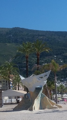 "La spiaggia e la scultura", fotografia di Milena Visentini