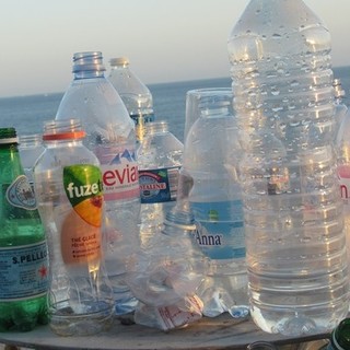 Bottiglie di plastica sulla Promenade