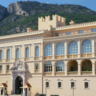Monaco celebra i 70 anni delle nozze tra il Principe Ranieri III e Grace Kelly con la mostra “Le Mariage du Siècle”