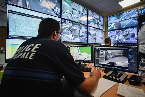 Sicurezza urbana, Nizza accelera: più agenti, stipendi più alti e case per i vigili Sicurezza urbana, Nizza accelera: più agenti, stipendi più alti e case per i vigili