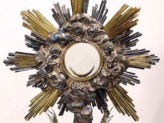 Ostensoir. XVIIIe siècle. Argent, métal doré, verre. Dépôt commune et paroisse de Saorge. Inv. D-85-7-33 Ostensoir. XVIIIe siècle. Argent, métal doré, verre. Dépôt commune et paroisse de Saorge. Inv. D-85-7-33