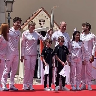 Da Charles Leclerc ai Principi Alberto e Charléne: la Fiamma Olimpica ha attraversato il Principato (FOTOGALLERY) Da Charles Leclerc ai Principi Alberto e Charléne: la Fiamma Olimpica ha attraversato il Principato (FOTOGALLERY)