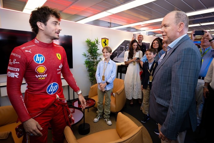 Il Principe Alberto ai box Ferrari con Charles Leclerc (Foto: Palais Princiere de Monaco) Il Principe Alberto ai box Ferrari con Charles Leclerc (Foto: Palais Princiere de Monaco)
