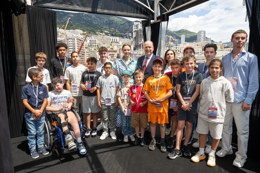 il Principe Alberto e la Principessa Charléne con i giovani ospiti durante le prove del Gran Premio il Principe Alberto e la Principessa Charléne con i giovani ospiti durante le prove del Gran Premio