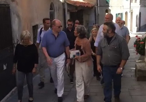 Bajardo: iniziata la visita privata del Principe Alberto di Monaco con la passeggiata nel centro storico (Foto e Video)